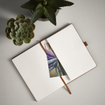 Caderno A5 em couro sintético eco com banda de fecho e folhas em branco cor castanho-claro vista de ambiente 
