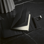 Caderno A5 de folhas lisas com capa ecológica e cadeado de combinação cor preto segunda vista ambiente