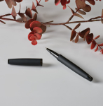 Caneta em aço inoxidável reciclado com acabamento lacado e tinta preta cor preto vista de ambiente 