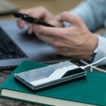 Powerbank em plástico reciclado com ecrã LED 10.000 mAh cor preto segunda vista ambiente