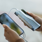 Powerbank em plástico reciclado com ecrã LED 10.000 mAh cor preto vista de ambiente 