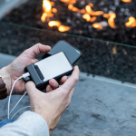 Bateria externa em plástico reciclado com carregamento rápido 6.000 mAh cor preto segunda vista ambiente