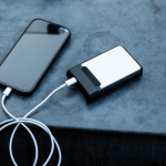Bateria externa em plástico reciclado com carregamento rápido 6.000 mAh cor preto vista de ambiente 