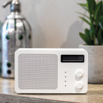 Coluna sem fios em plástico reciclado com ecrã LCD 15W cor branco vista de ambiente 