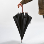 Guarda-chuva elegante de madeira abertura automática antivento ø122 cor preto vista de ambiente 