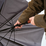 Guarda-chuva de golfe antivento com abertura automática ø146 cor cinzento-escuro vista de ambiente 