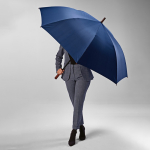 Guarda-chuva de golfe antivento com abertura automática ø146 cor azul-marinho vista de ambiente 