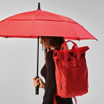 Guarda-chuva antitempestade em plástico reciclado com pega reta ø100 cor vermelho terceira vista ambiente