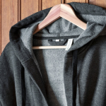 Roupão de algodão e poliéster com capuz ajustável, tamanho S/M cor cinzento-escuro sexta vista