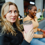 Copo takeaway de parede dupla com tecnologia Asobu 355 ml cor rosa pastel quarta vista