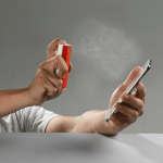 Spray retangular para limpar o telemóvel com pano de microfibra cor vermelho quinta vista