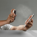 Spray retangular para limpar o telemóvel com pano de microfibra cor branco/preto quinta vista