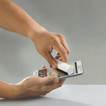 Spray retangular para limpar o telemóvel com pano de microfibra cor branco/preto sexta vista