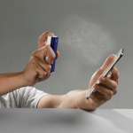 Spray retangular para limpar o telemóvel com pano de microfibra cor azul-escuro quinta vista