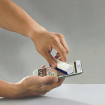 Spray retangular para limpar o telemóvel com pano de microfibra cor azul-escuro sexta vista