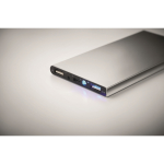Bateria externa personalizada em alumínio 8.000 mAh cor prateado mate vista fotografia quarta vista
