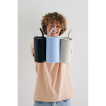 Caneca térmica elegante de aço inoxidável reciclado 800ml cor preto terceira vista com modelo