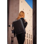 Mochila antirroubo de RPET que se converte em mala para portátil 16” vista de ambiente