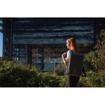 Mochila antirroubo de RPET que se converte em mala para portátil 16” vista de ambiente 3