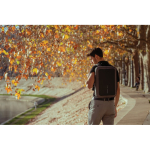 Mochila antirroubo de RPET que se converte em mala para portátil 16” vista de ambiente 2