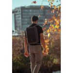 Mochila antirroubo de RPET que se converte em mala para portátil 16” vista de ambiente 3