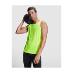 T-shirt desportiva infantil, etiqueta amovível 140 g/m2 Roly cor amarelo fluorescente imagem de estilo de vida