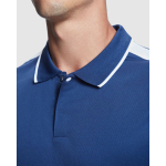 Polo poliéster de manga curta para homem bicolor 140 g/m2 Roly cor azul real imagem de estilo de vida 2