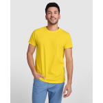 T-shirt de manga curta em algodão para homem 165 g/m² Roly cor amarelo imagem de estilo de vida