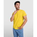 T-shirt de manga curta em algodão para homem 165 g/m² Roly cor amarelo imagem de estilo de vida 2