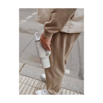 Copo Stanley Quencher H2.0 em aço com tampa FlowState™ 1,2L cor cinzento imagem de estilo de vida