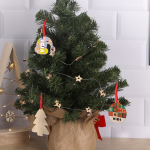 Enfeite com design de árvore de Natal feito de madeira Natalício Tree vista de ambiente