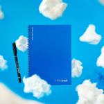Caderno infinito com capa flexível e marcador, folhas A5 lisas cor azul real vista conjunto
