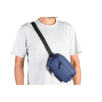 Bolsa de cintura de poliéster reciclado com forro e 2 compartimentos cor azul quinta vista
