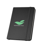 Caderno de capa dura parcialmente reciclado, folhas A5 pautadas cor preto imagem com logo