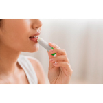 Bálsamo labial vegan com aroma a baunilha e embalagem transparente vista conjunto