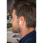 Auriculares sem fios com tampa de bambu e 5 horas de autonomia vista conjunto