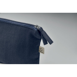 Nécessaire feito de tecidos reciclados com fecho de correr a condizer