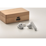 Auriculares sem fios com microfone em estojo de bambu cor madeira vista fotografia quarta vista