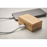 Auriculares sem fios com microfone em estojo de bambu cor madeira vista fotografia