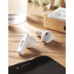 Auriculares sem fios com microfone em estojo de bambu cor madeira vista conjunto principal