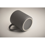 Caneca de cerâmica de cor mate com um acabamento em relevo 340 ml cor cinzento-escuro vista fotografia terceira vista