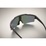 Óculos de sol desportivos com lentes espelhadas e proteção UV400 cor azul vista fotografia quinta vista