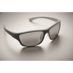 Óculos de sol desportivos, lentes espelhadas e detalhes coloridos cor branco vista fotografia quarta vista