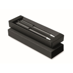 Caixa com caneta de tinta grafite e outra de tinta azul cor preto