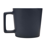 Caneca de cerâmica com acabamento mate e pega retangular 370 ml cor azul-marinho segunda vista com lateral