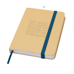 Caderno de capa dura de papel reciclado com fita, folhas A6 lisas cor azul-marinho vista detalhe com logo