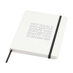 Caderno de capa dura e papel de pedra, folhas A5 pautadas cor branco vista detalhe com logo