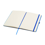 Caderno com bordas arredondadas e capa macia, folhas A5 pautadas cor azul real segunda vista