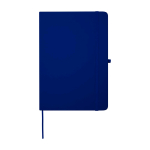 Caderno com bordas arredondadas e capa macia, folhas A5 pautadas cor azul-marinho segunda vista frontal