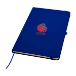 Caderno com bordas arredondadas e capa macia, folhas A5 pautadas cor azul-marinho vista impressão tampografia